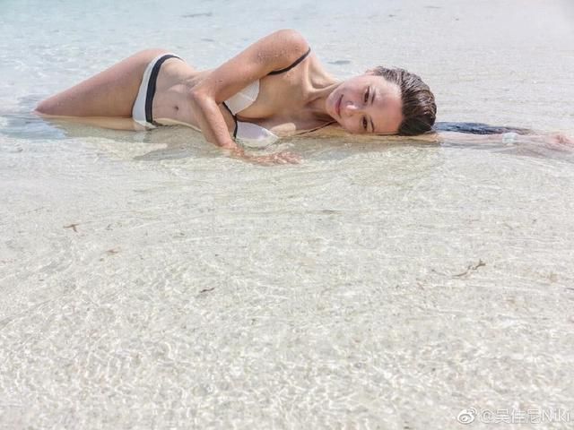 马景涛小21岁前妻穿性感比基尼露长腿水蛇腰，身材火辣像少女