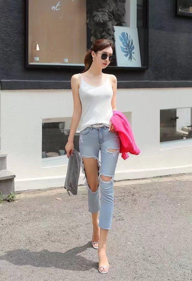 街拍：身姿曼妙婀娜的小姐姐，简约随意很百搭!