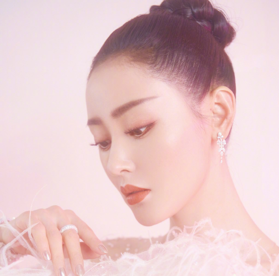 『 张天爱出席时尚先生』粉嫩宛如仙女下凡，好美！张天爱穿粉色羽毛抹胸裙亮相活动