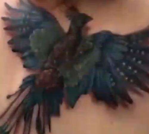 实拍：女子后背凤凰纹身会“扇动双翼”， 不禁让人称奇！