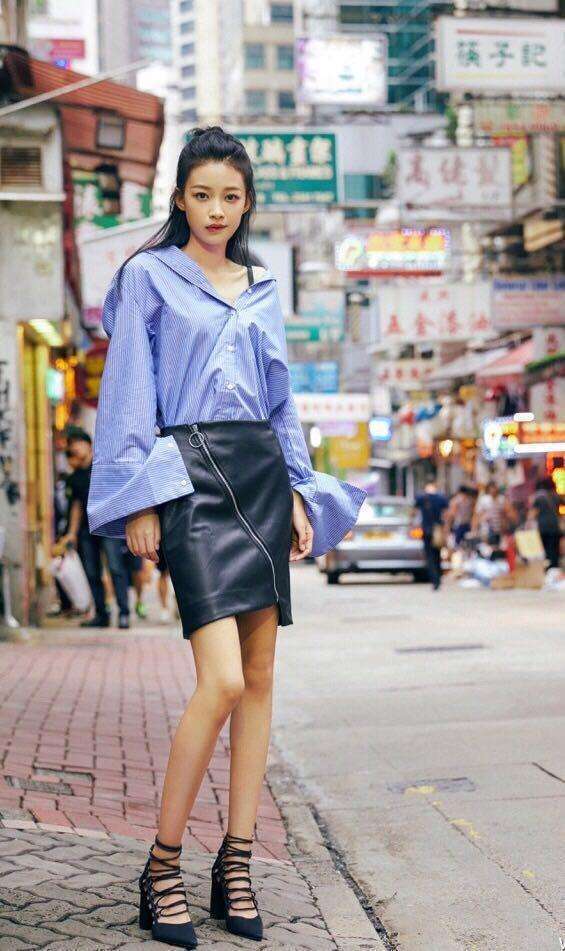 街拍：拯救腿控的牛仔裤美女，这腿光滑的像在发光