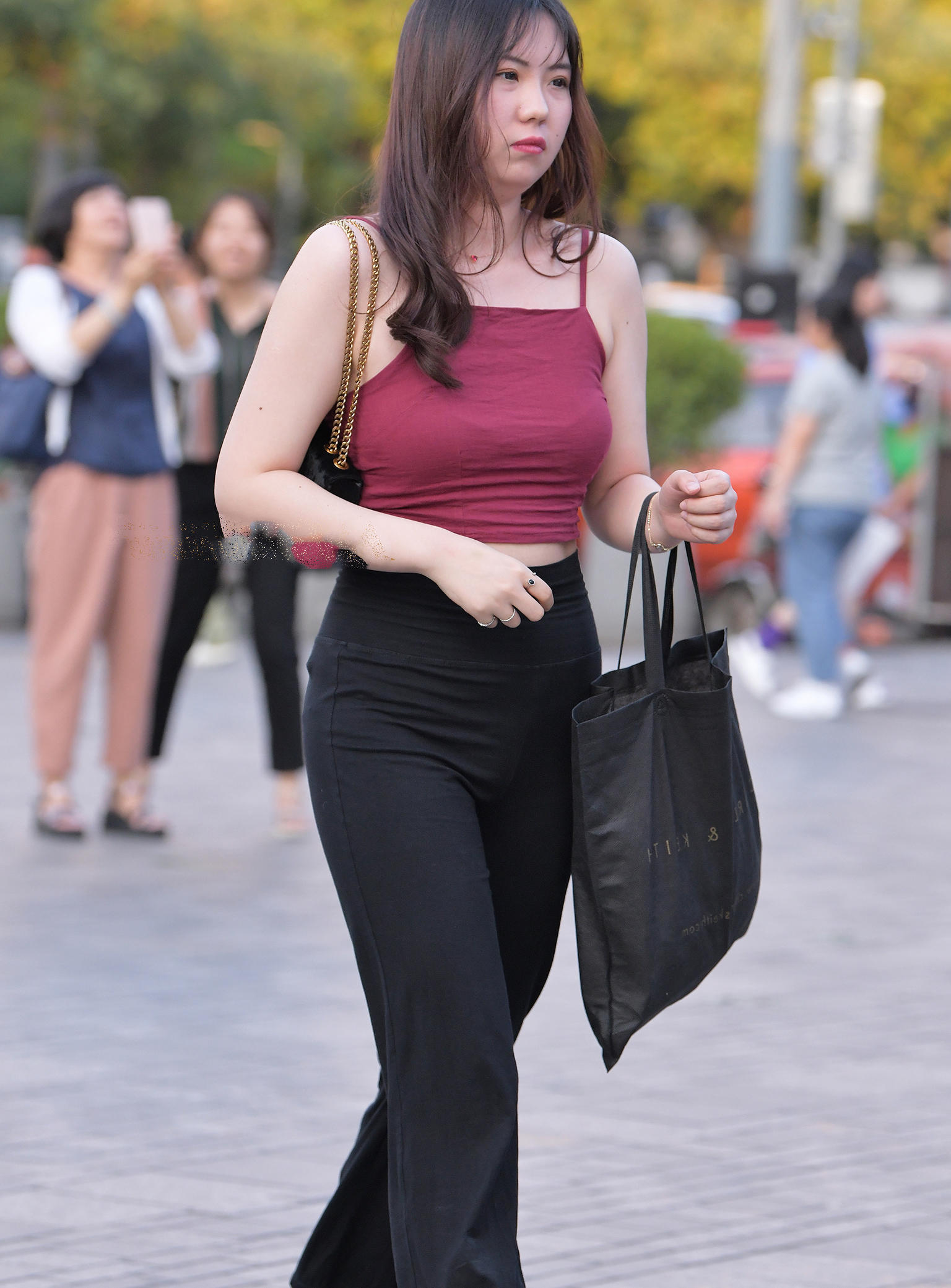 婴儿肥小姐姐紧身裤，路人无数却成最美风景，肥而不腻