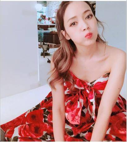 辣妈侯佩岑红色洋装小露事业线 笑容清纯甜美动人