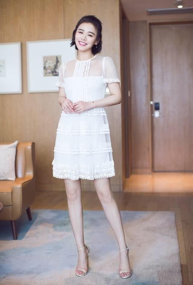 马思纯厉害呀！30岁也敢穿8岁小姑娘短裙，网友：嫩到认不出！