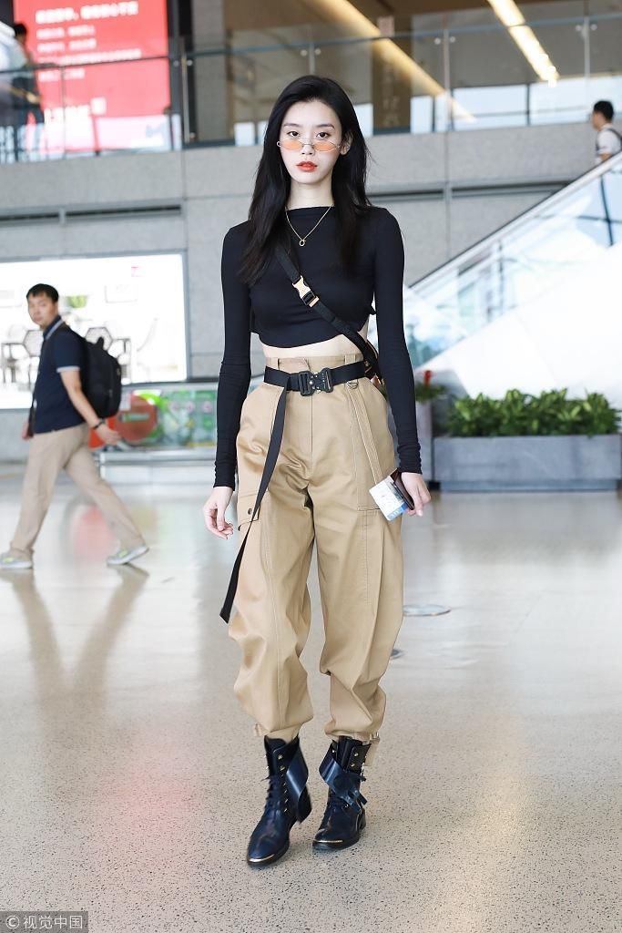 奚梦瑶又去机场秀身材 吊带马甲露蛮腰性感look让人喷鼻血