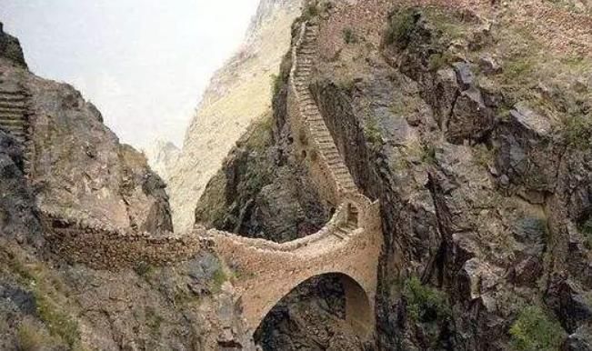 亚洲一桥悬于两山之间：海拔2600米屹立400年，如何建造至今无解