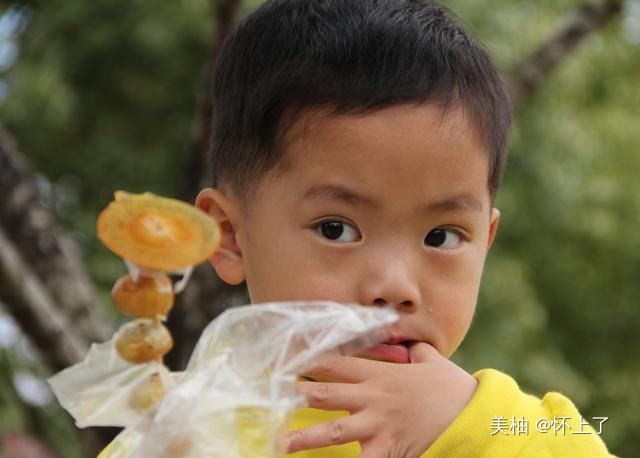  [食物]孩子爱吃的＂好吃的＂，却会影响大脑发育，不要因为宠溺就买给他