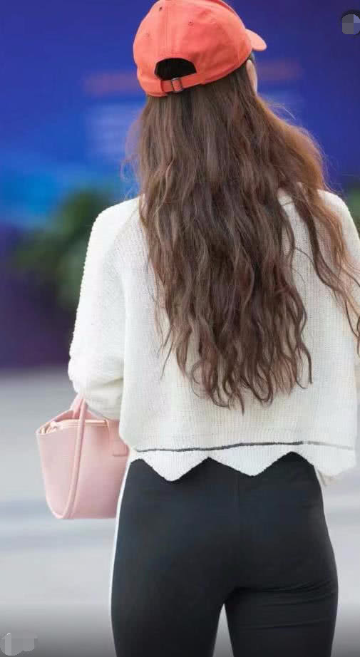 街拍：时尚小姐姐紧身裤紧绷出无痕美臀，线条感吸睛无数