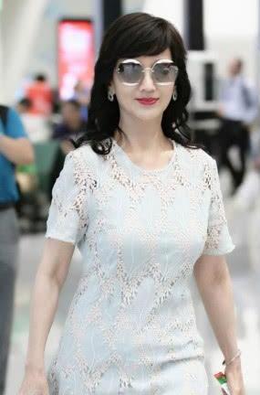 64岁赵雅芝镂空连衣裙亮相，腰间赘肉反成亮点，让人感到匪夷所思