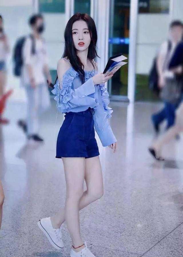 鞠婧祎酷爱短裤，最喜欢的还是安全裤莫属，网友:越来越会撩人了