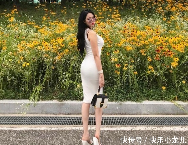  吊带紧身|街拍：吊带裙，轻松挖掘出女性更深层次的美好气质