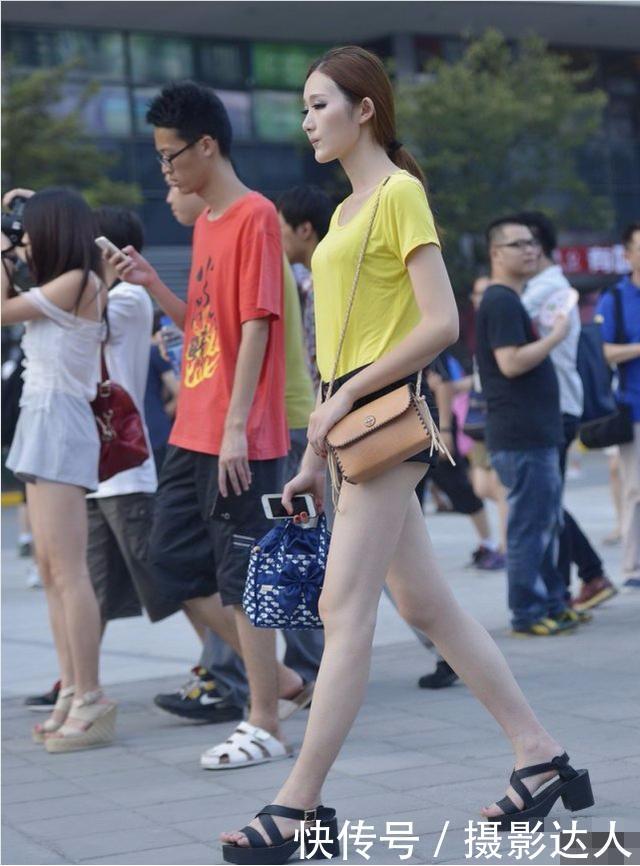 瘦女人夏天搭配这样一条紧身热裤，潮流时尚又性感
