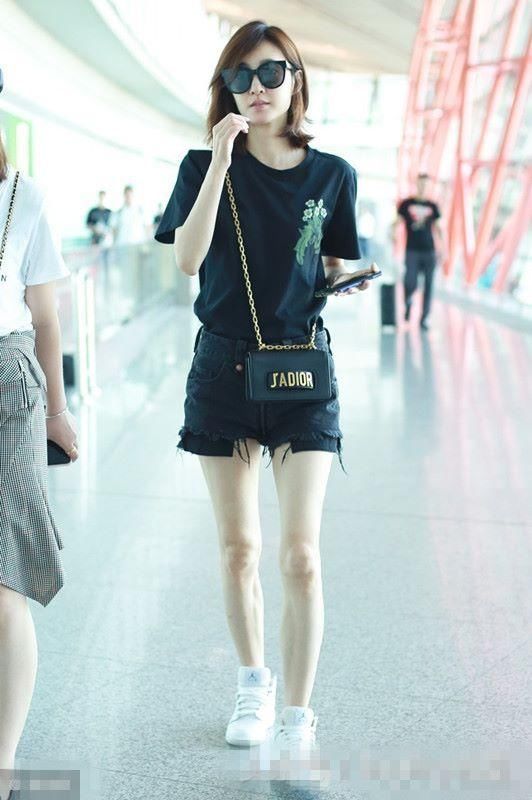 王丽坤穿短裤大胆露腿，但只想说这腿“全网最难看”没有之一！