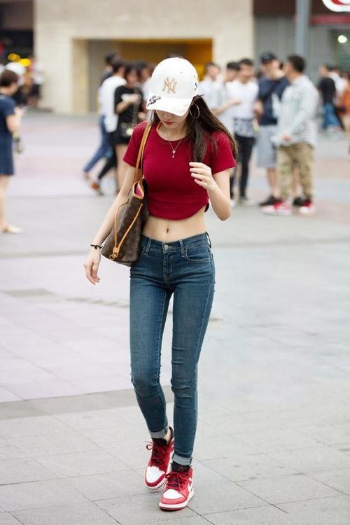 街拍 出场就称霸一条街，图一图七美女姐姐实力让人无话可说！