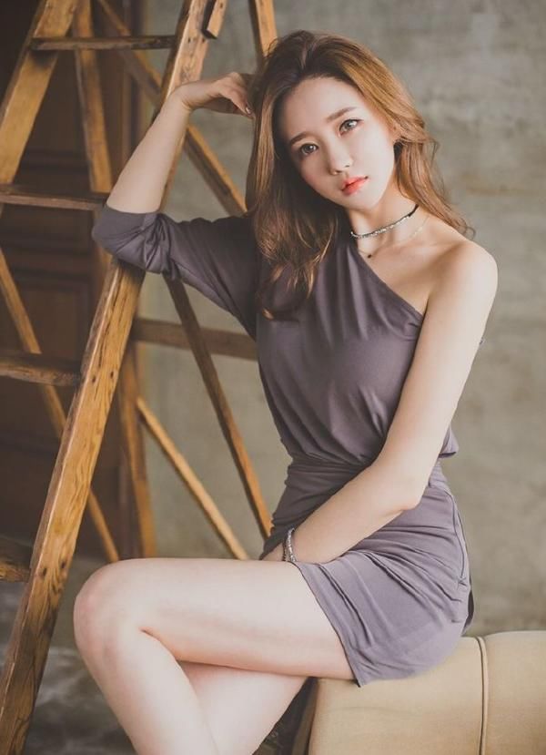 清新亮眼的紧身裙美女，让身材更加曼妙迷人！