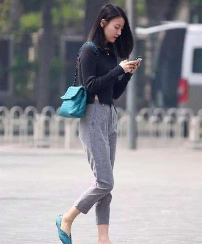 清凉一夏:街拍美女这个夏天有点热，拍到树林的美女姿势有点!