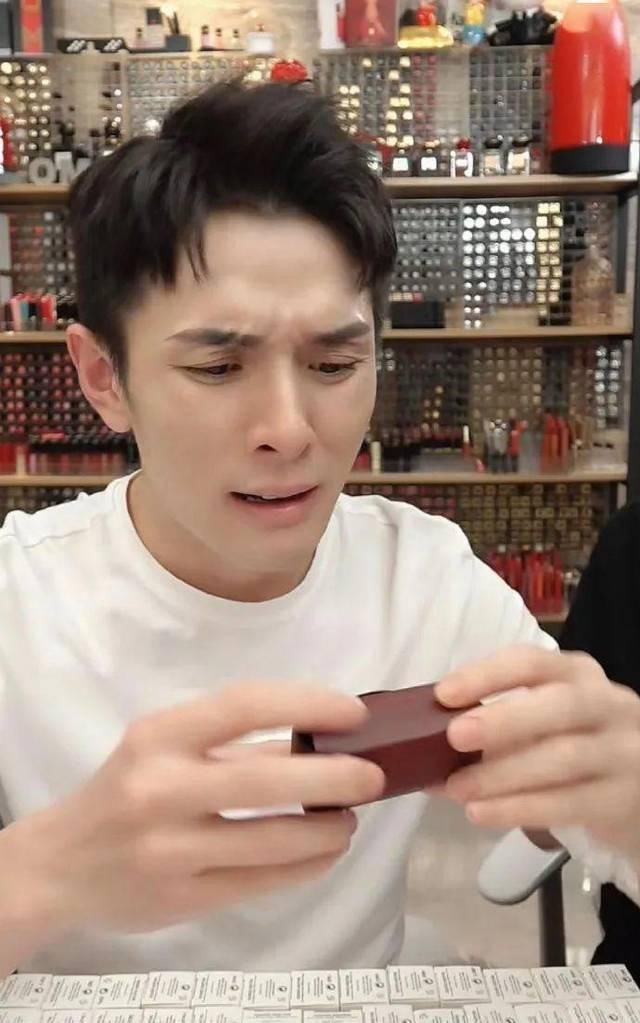 绝望:第一款让李佳琦崩溃的口红,试色试到绝望……
