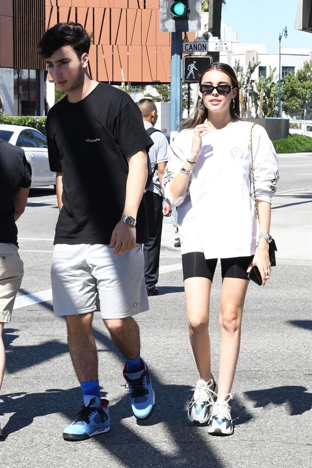 天气这么热还是穿短裤吧，任何身高的女生都能把短裤穿得时髦好看