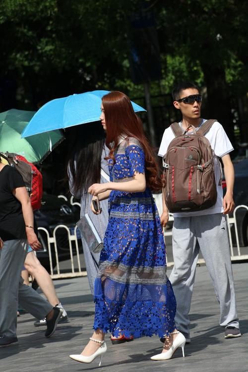 个性街拍：蓝色长裙美女，气质颜值身材样样都堪称完美