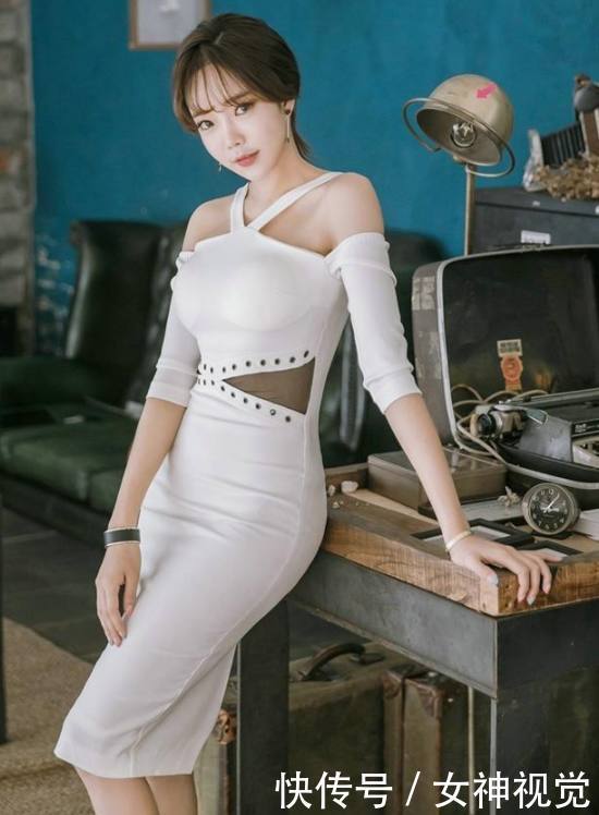 身材窈窕的紧身裙美女，穿出女人知性美，十分抢眼！