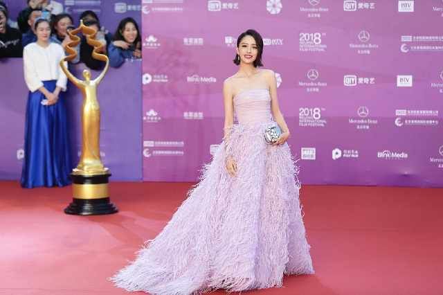 同穿粉色裙，赵丽颖迪丽热巴甜如初恋，而欧阳娜娜却显老气