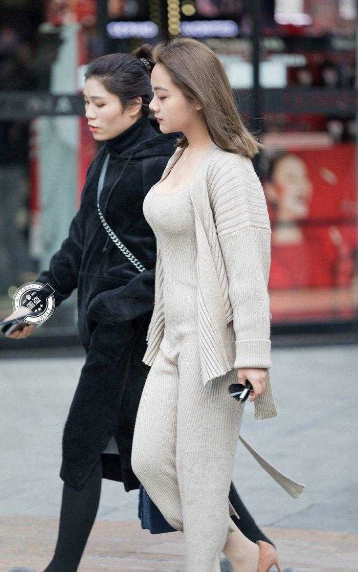 街拍: 闺蜜们还真有默契, 不但身材接近, 穿搭和气质也很相衬