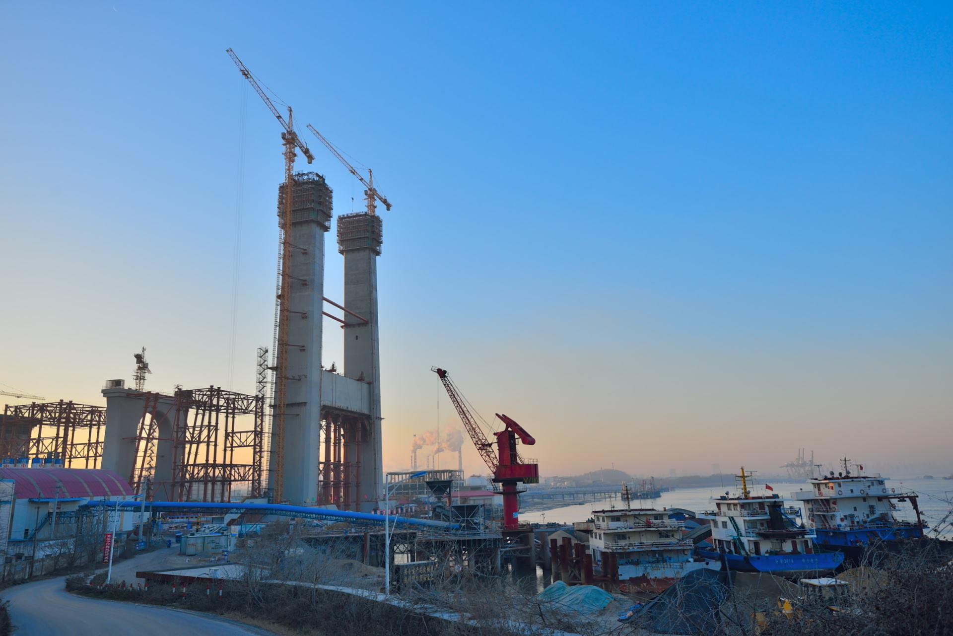  「2020年」江苏将要通车的长江大桥，是公路铁路两用型大桥，预