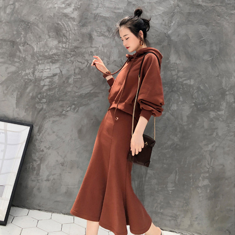 别等人老珠黄再打扮，若不差钱，就学图下女人这样穿，惊艳所有人