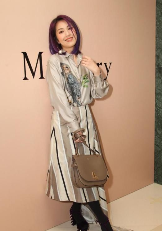 杨千嬅也真敢穿！直接真空上阵穿吊带，网友：丁子高也真是心大！