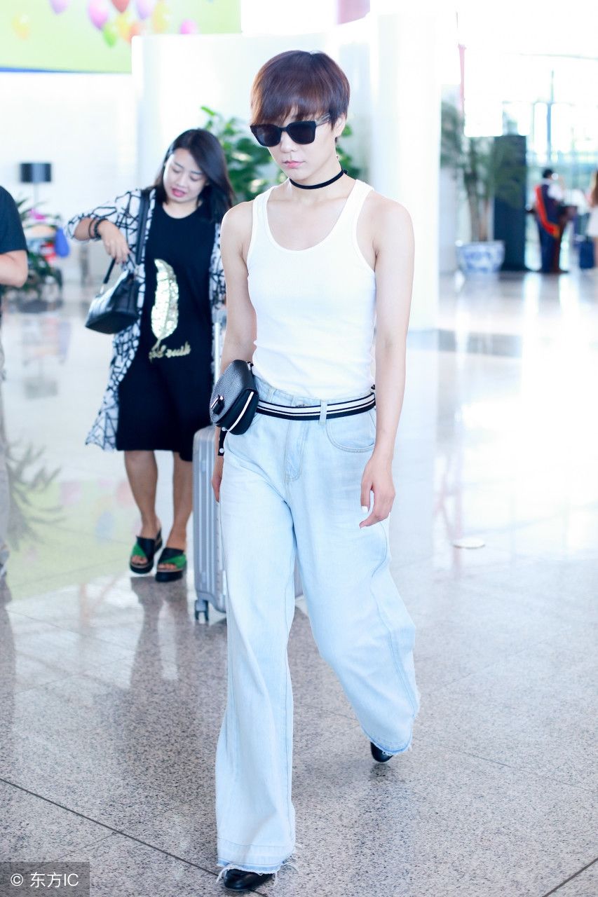 白色小背心，蓝色宽腿牛仔裤，短发清爽的王珞丹现身机场