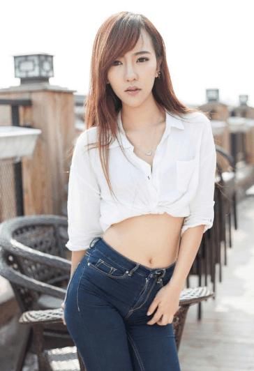 身材饱满的白衣牛仔裤美女，穿出女神气质，大长腿迷人