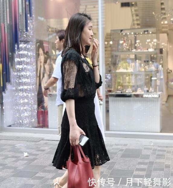 #美女#街拍美女：身材高挑的小姐姐，连衣裙穿搭，美如小仙女！