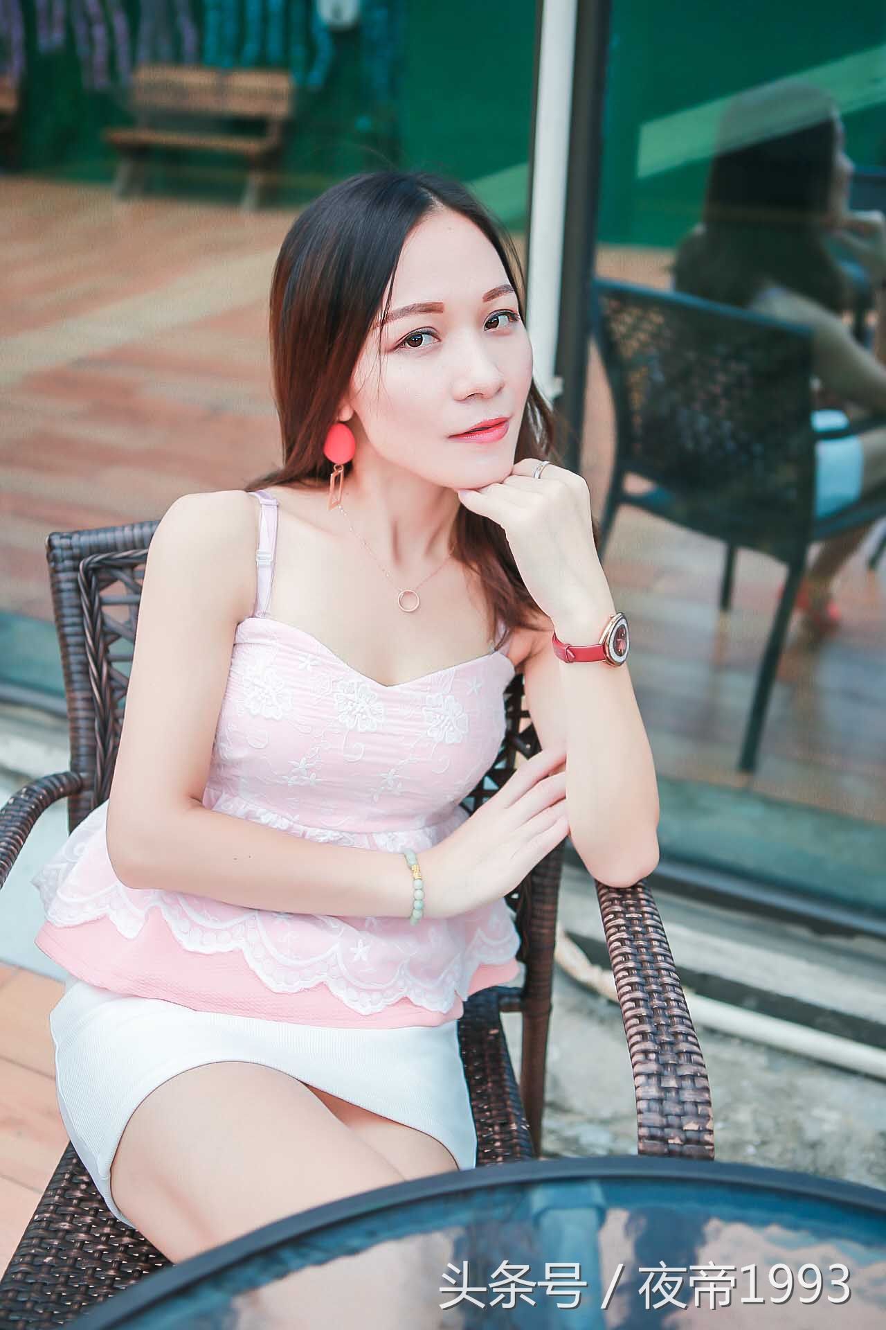 性感少妇穿短裙摆拍 太性感了!