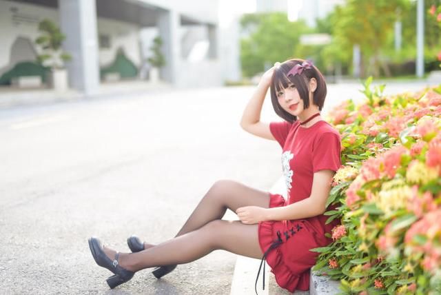 次元少女cos黑丝红色连衣裙，就喜欢这样慵懒的萌萌