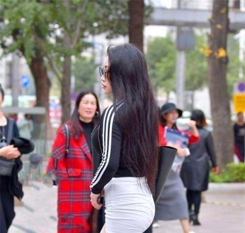 [ 动人]唯美的穿搭很动人，笑容甜美可爱，街拍：美若天仙的小姐姐