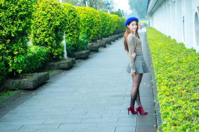 女孩学少妇穿黑丝袜，青涩与黑丝袜矛盾吗?