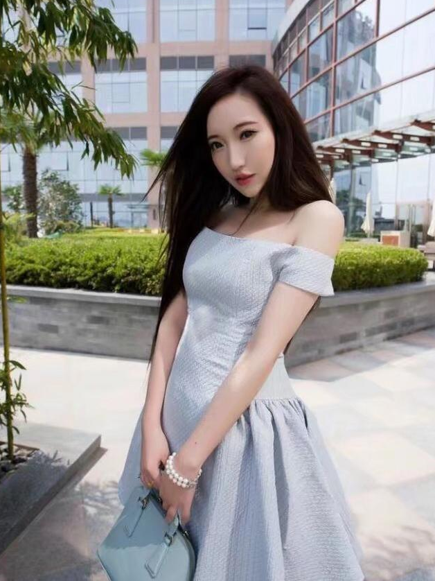 街拍：清秀美女一字肩长裙，尽显凹凸身姿，呈现视觉美感