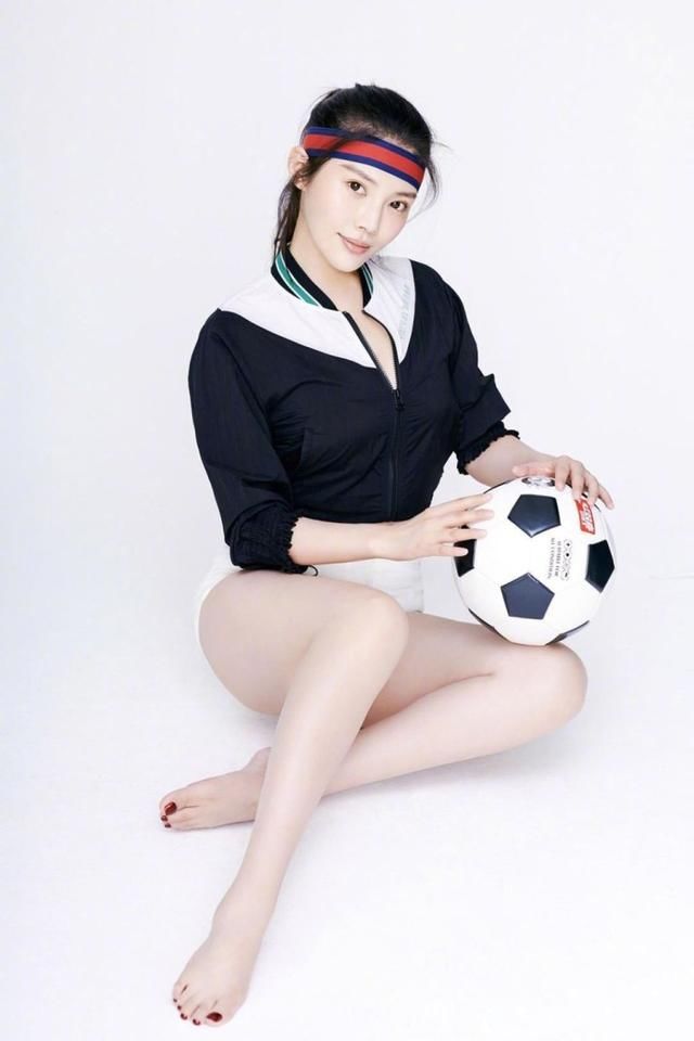 徐冬冬太猛了！这么窄的短裤也要硬塞进去，网友：不嫌勒得慌吗