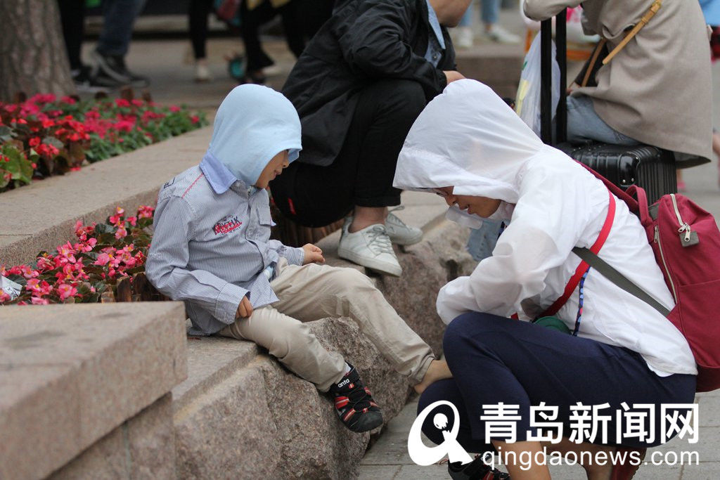 冷空气 9级大风驾到！游人兴致满满，顶风冒雨游栈桥