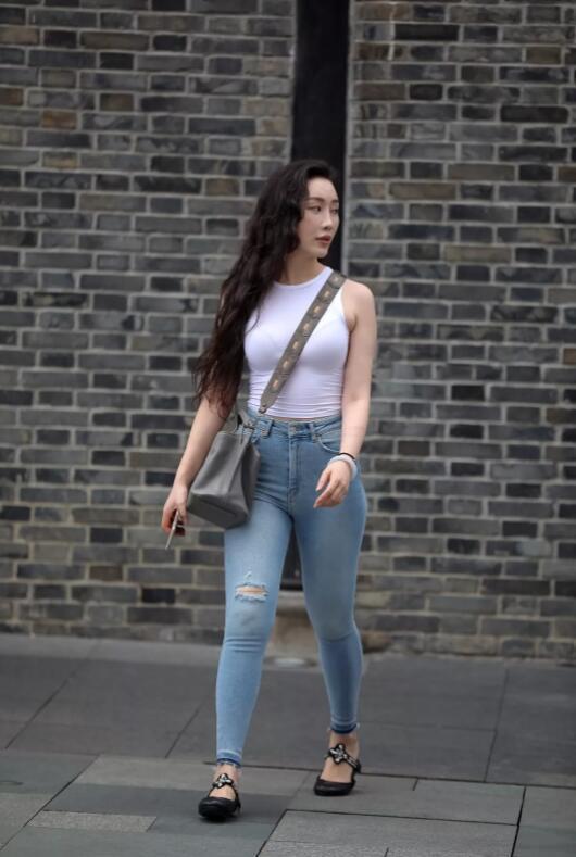 紧身牛仔裤看上去很普通，但在她身上显出了浓浓女人味