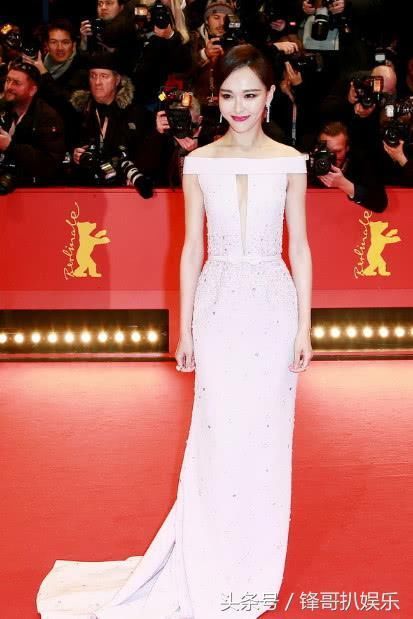 唐嫣为博热度拼了，一袭白裙在上身划个开口就穿出来，看得人脸红