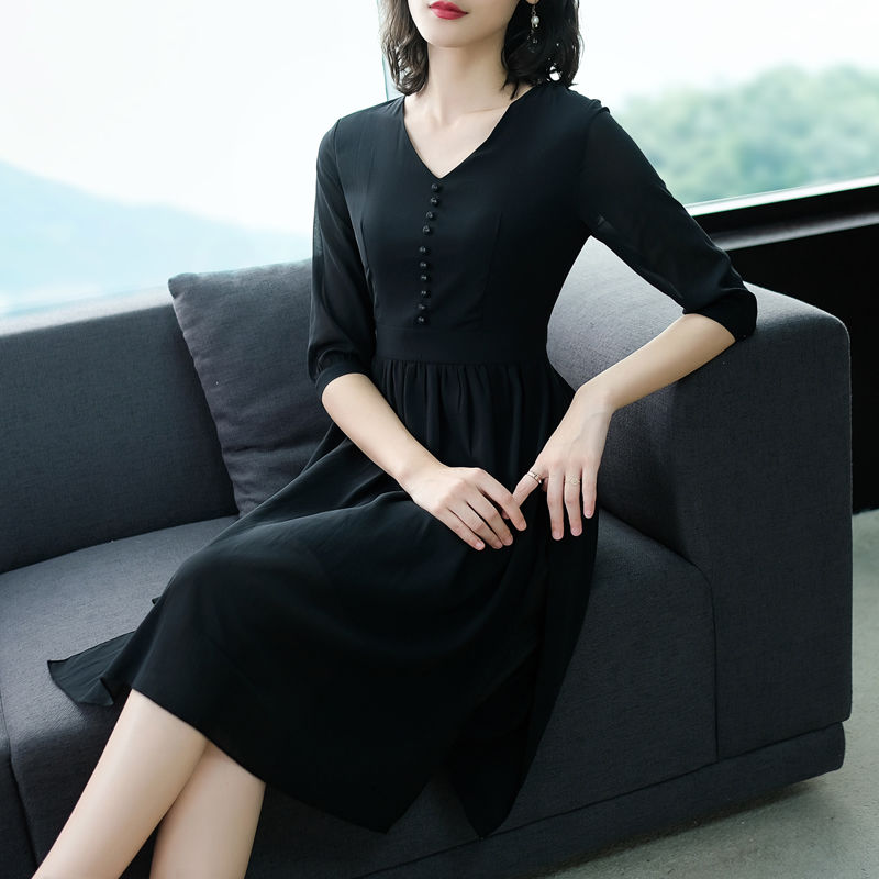 这裙贵就贵了点，比真丝高贵，比旗袍典雅，六零后穿洋气超迷人