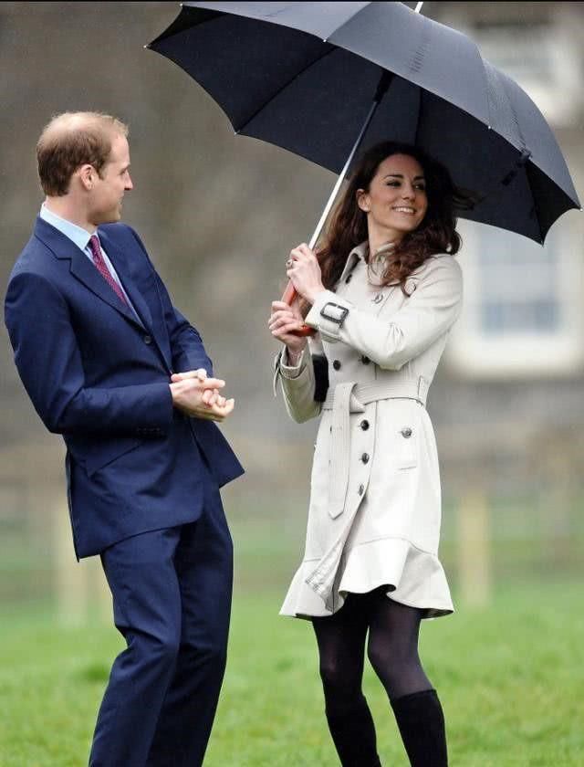 各国王妃在下雨天，凯特不顾威廉只管自己，雨中丹麦王妃很惊艳!