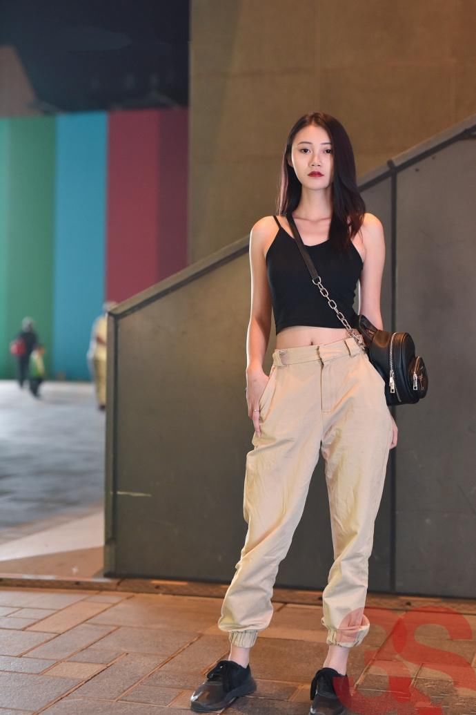 小姐姐美得好低调，一米八大长腿偷偷藏着，穿皮裙才暴露出好身材