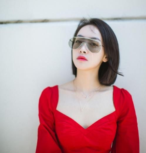 宋茜太拼了！这么低胸的衣服也敢穿出门，网友直呼“太性感”！