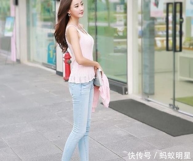『小蛮』光彩照人的牛仔裤美女,穿出迷人小蛮腰!