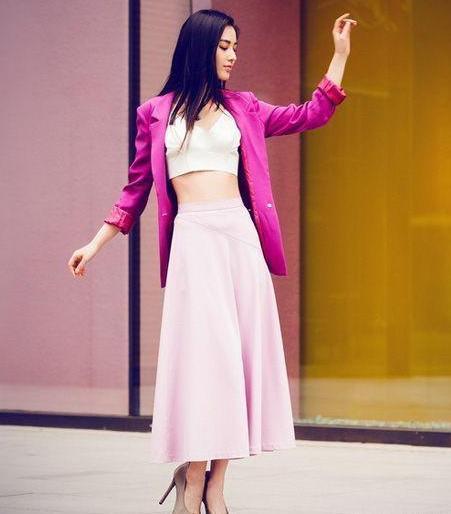 黄圣依脚蹬30厘米驴蹄鞋，裙子开叉到腿根，网友：站姿好憋屈