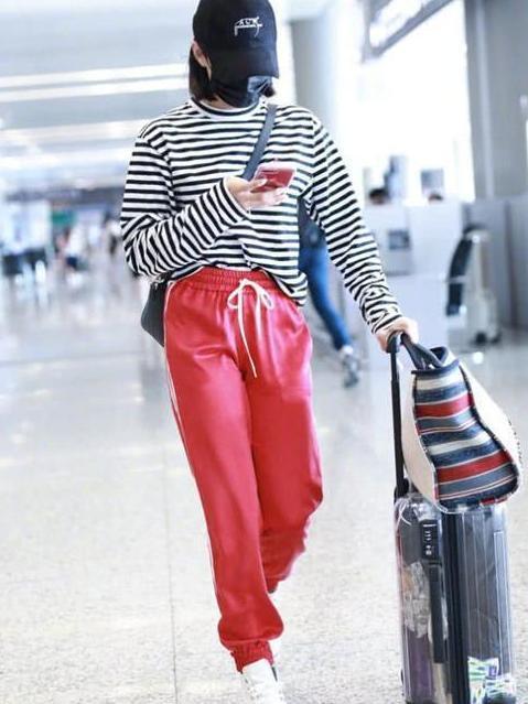 宋茜腿是有多粗？硬是把阔腿裤穿成紧身裤，网友：这绝不止90斤！