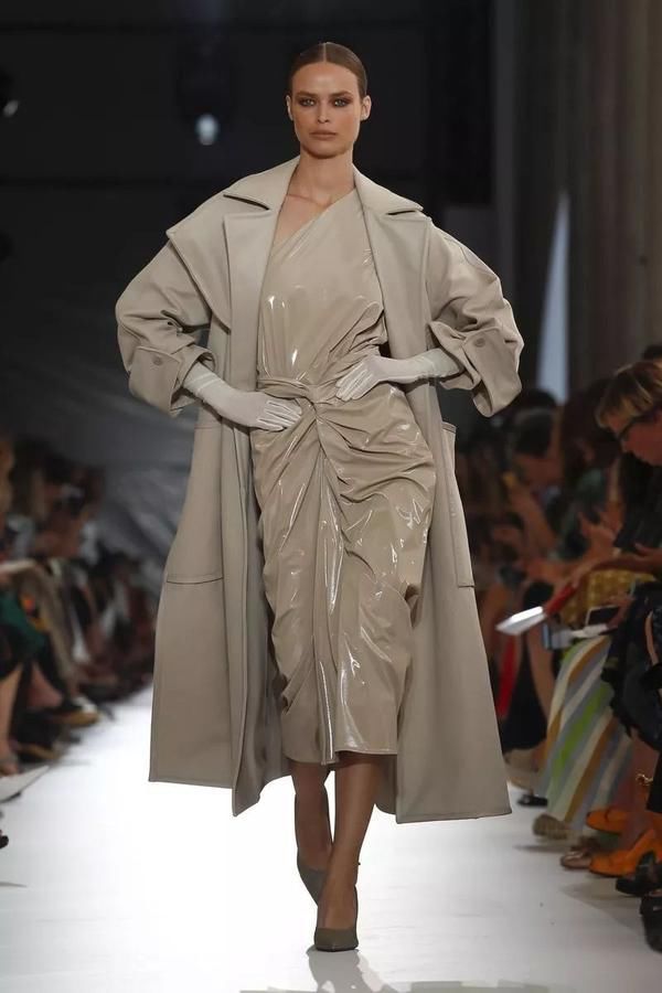 好看的大衣那么多 能时髦几十年的却只有它