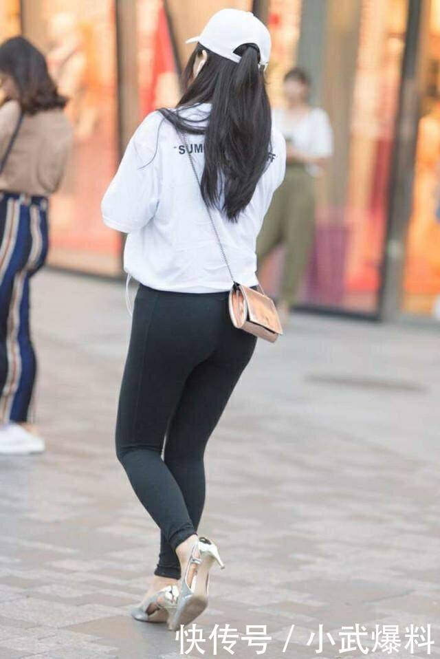 穿紧身打底裤秀街拍，凹出曼妙S型曲线，尽显满满女人味！